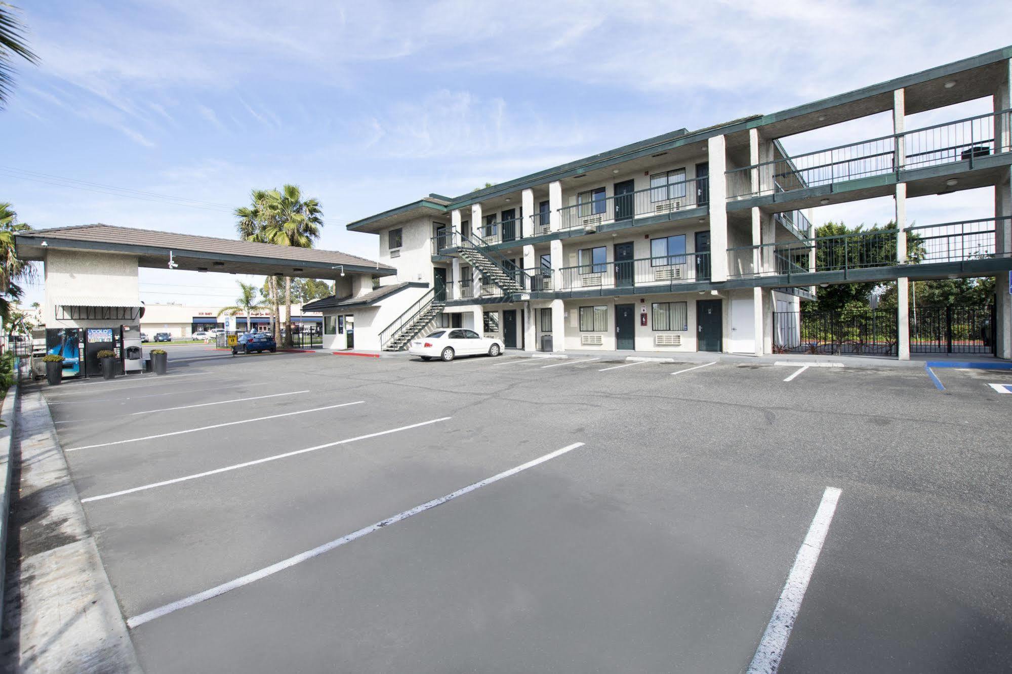 Morada Inn Westminster Exterior photo